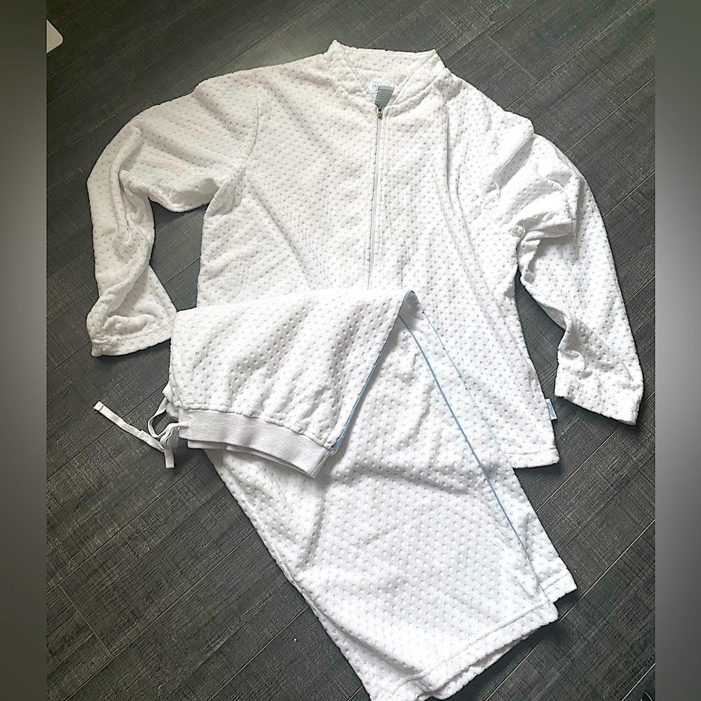 Super Cozy Pajama Set. Super Soft. Zipper Front Pockets. Waist Tie  Size L NWOT